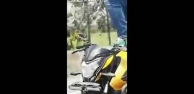 Motosikletlinin şovu k&ouml;t&uuml; bitti!