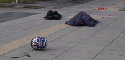  Motosikletten d&uuml;şen gen&ccedil; kız &ouml;ld&uuml;