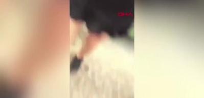 M&uuml;sl&uuml;man kız &ccedil;ocuğunu tekmelediler, baş&ouml;rt&uuml;s&uuml;n&uuml; &ccedil;ıkardılar!