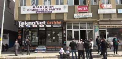 Muş&rsquo;ta g&ouml;z&uuml; yaşlı aileler HDP &ouml;n&uuml;nde oturma eylemi başlattı
