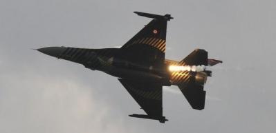 M&uuml;thiş g&ouml;steri: F-16'ya zeybek oynattılar!