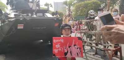 Myanmar'da darbe karşıtı protestolar devam ediyor - Askeri ara&ccedil;lar sokaklarda