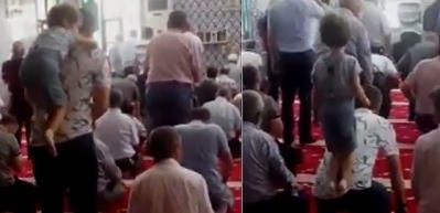 Namaz kılan babasının sırtında akrobatik hareketler yaptı