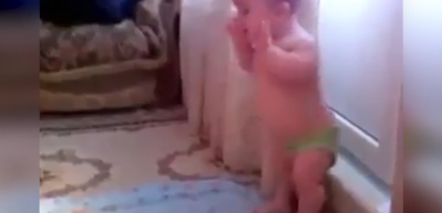 Namaz kılan bebek sosyal medyayı salladı