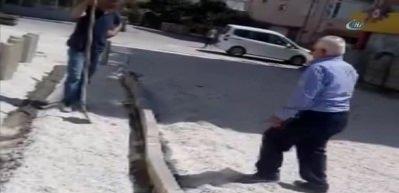 Ne yaptın muhtar! Ayağıyla tek tek yıktı&hellip;