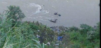 Nepal'de otob&uuml;s nehre d&uuml;şt&uuml;: 20 &ouml;l&uuml;
