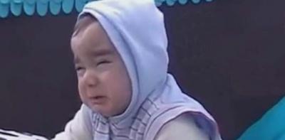 Arabesk&ccedil;i baba, bebeğini b&ouml;yle ağlattı!