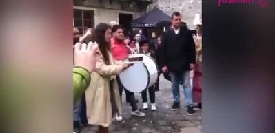 Neslihan Atag&uuml;l'den &ccedil;ocukluğunu oynayacak oyuncuya s&uuml;rpriz kutlama 