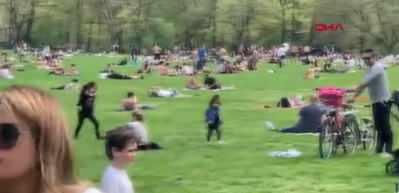 New Yorklular koronaya meydan okuyor: Parklara akın ettiler
