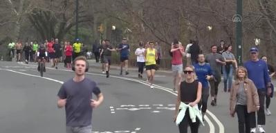 New Yorklular sokağa &ccedil;ıkma yasağı &ouml;ncesi g&uuml;zel havanın tadını &ccedil;ıkardı