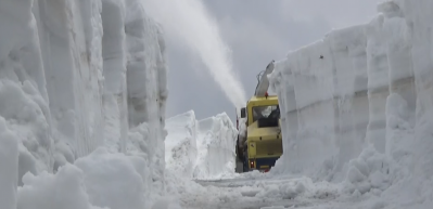 Nisan ayında kar s&uuml;rprizi! 6 metreyi ge&ccedil;ti