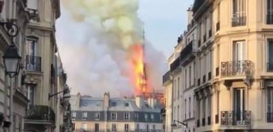 Notre Dame Katedrali'nde &ccedil;atı b&ouml;yle &ccedil;&ouml;kt&uuml;