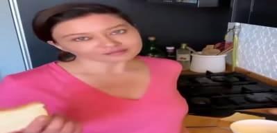Nurg&uuml;l Yeşil&ccedil;ay gen&ccedil; fenomen Duygu &Ouml;zaslan'ı Ti'ye aldı!