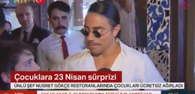 Nusret G&ouml;k&ccedil;e elleri ile &ccedil;ocuklara ziyafet &ccedil;ekti