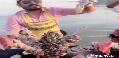 Nusret'in erkek kardeşi &Ouml;zg&uuml;r G&ouml;k&ccedil;e Boğaz'da kebap yaptı!