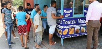 "&Uuml;t&uuml; tost" yemek i&ccedil;in kuyruğa giriyorlar 