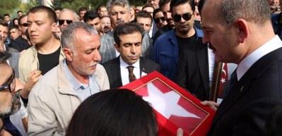 O anda herkes sustu ve...