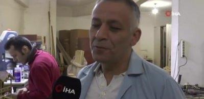 O &ccedil;iziyor, babası maketini yapıyor