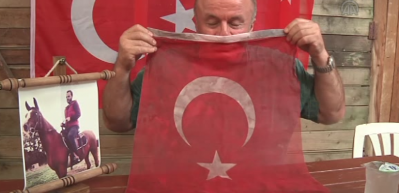 "Oğlumun &uuml;zerindeki kanlı bayrağı asla yıkatmam"