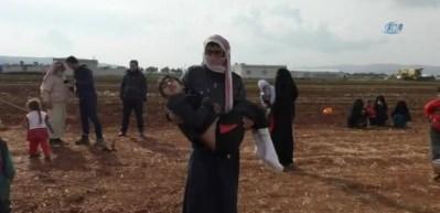 Oğlunu 13 km kucağında taşıyarak bombalardan ka&ccedil;tı