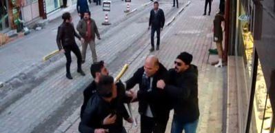 Oğlunu bı&ccedil;aklayan kişi sandı, b&ouml;yle saldırdı!