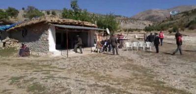 Oğlunun şehadet haberini veren albaya sarılarak g&ouml;zyaşı d&ouml;kt&uuml;