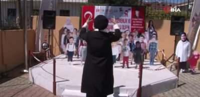 &Ouml;ğrencilerin maketleriyle okul bah&ccedil;esinde 23 Nisan kutlaması
