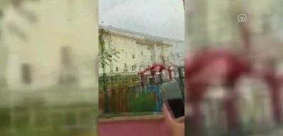 &Ouml;ğrencilerin s&uuml;rprizi &ouml;ğretmeni g&ouml;zyaşlarına boğdu