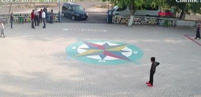 Okulda şoke eden anlar! İki oğlu ile baba, &ouml;ğretmene saldırdı