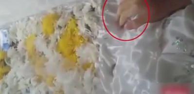 &Ouml;ld&uuml;kten 24 saat sonra parmağını oynattı! Ailesi g&ouml;r&uuml;nce...