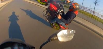 &Ouml;n kaldırmaya &ccedil;alışan motosikletli canından oluyordu!