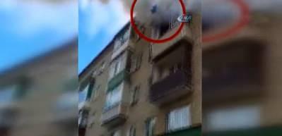 &Ouml;nce bebeği attılar, sonra kendileri atladılar