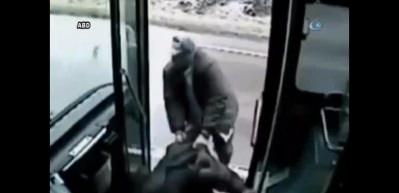 &Ouml;nce d&ouml;vd&uuml;, sonra otob&uuml;sten attı