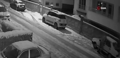 &Ouml;nce par&ccedil;alarını, sonra da aracı iterek &ccedil;alan hırsızlık ş&uuml;phelileri tutuklandı