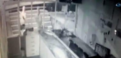 &Ouml;nce silahla, ardından sopalarla!