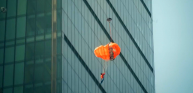 &Ouml;n&uuml;ne &ccedil;ıkan her y&uuml;kseklikten atlıyor!