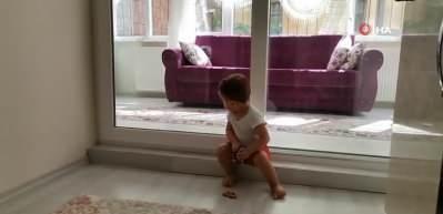 Ordu&rsquo;da korona vir&uuml;sl&uuml; baba, 2 yaşındaki kızını camın arkasından seviyor
