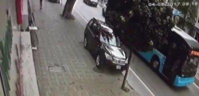 Ortalığı birbirine katan alkoll&uuml; s&uuml;r&uuml;c&uuml;ye dayak kamerada
