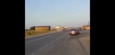 Otobandan havalanmaya &ccedil;alışan plan&ouml;r otomobile b&ouml;yle &ccedil;arptı!