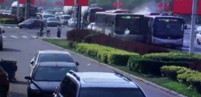 Otob&uuml;s şof&ouml;rleri trafikte birbirine girdi