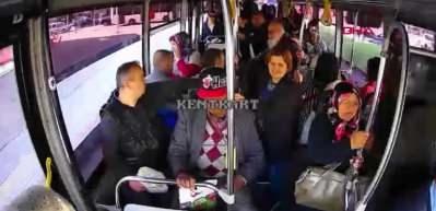 Otob&uuml;s şof&ouml;r&uuml; 1 g&uuml;nde fenalaşan 2 yolcuyu hastaneye yetiştirdi