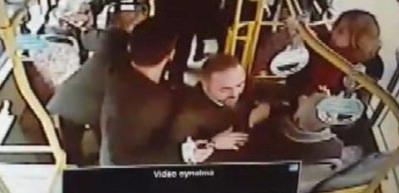 Otob&uuml;s şof&ouml;r&uuml;n&uuml;n hayat kurtaran ilk yardımı kamerada!
