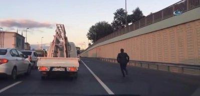 Otob&uuml;se yetişmek i&ccedil;in E-5'te b&ouml;yle koştu