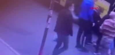 Otob&uuml;sten inmeye &ccedil;alışan kadın kapı &ccedil;arpınca d&uuml;şt&uuml;! O anlar kamerada...