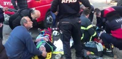 Otomobil ile minib&uuml;s &ccedil;arpıştı 12 yaralı 