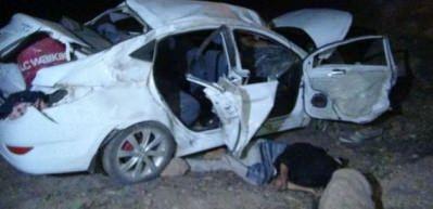 Otomobil şarampole devrildi: 2 &ouml;l&uuml;, 6 yaralı