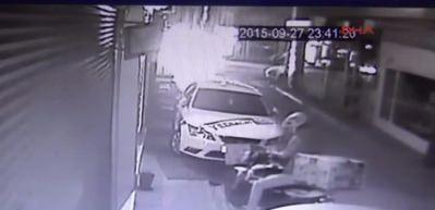   Otomobil s&uuml;r&uuml;c&uuml;s&uuml; tartıştığı yayalara pompalı ile ateş a&ccedil;tı: 6 yaralı
