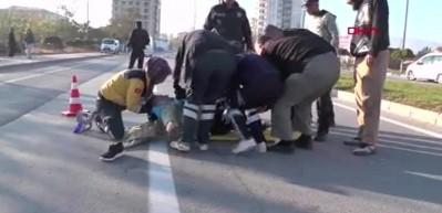 Otomobilin &ccedil;arptığı anne, baba ve oğlu yaralandı