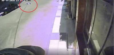  Otomobilin &ccedil;arptığı &ccedil;ocuk metrelerce s&uuml;r&uuml;klendi