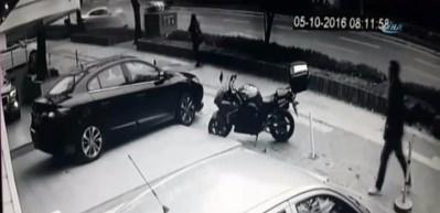 Otomobilin &ccedil;arptığı taksi metrelerce s&uuml;r&uuml;klendi